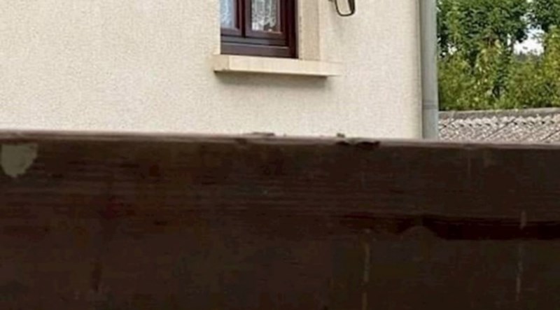 Netko je na seoskoj kući primijetio neobjašnjiv detalj i morao ga svima pokazati, fotka je hit