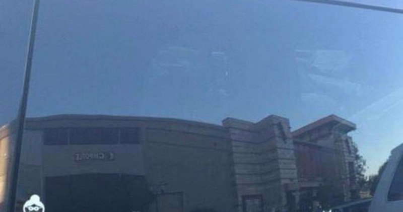 Žena se našalila na vlastiti račun i na auto stavila urnebesnu naljepnicu, fotka je nasmijala mnoge