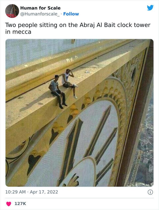 8. Dvojica mladića sjede na tornju u Mekki, Saudijska Arabija
