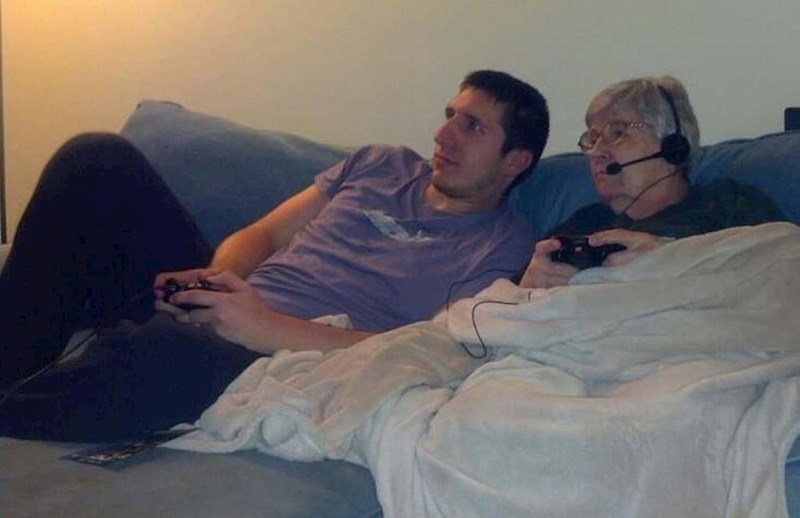 6. Baka i unuk igraju Play Station