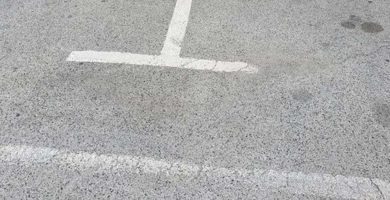 Netko je na parkiralištu fotkao jako bezobrazno parkiran auto, prizor je naljutio mnoge