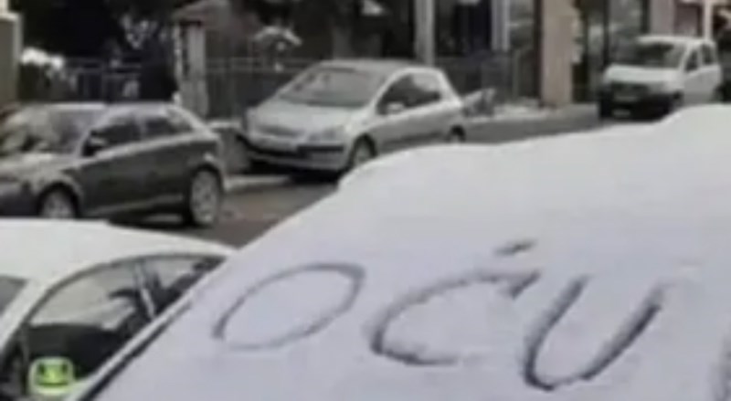 Poruka na snijegom zatrpanom autu nasmijala je cijelu regiju, odmah ćete vidjeti zašto