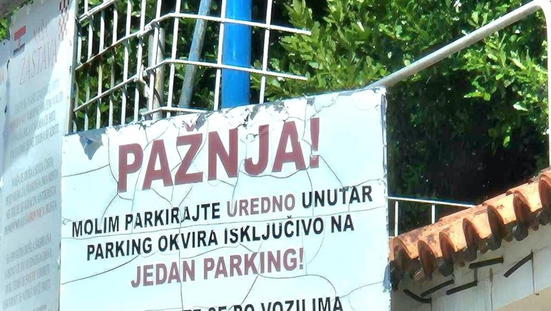 Netko je u okolici Splita fotkao nesvakidašnji natpis na parkiralištu, fotka je odmah postala hit