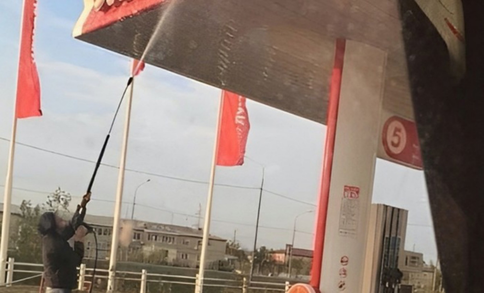 Netko je na benzinskoj u Bugarskoj fotkao zabrinjavajuć prizor, morate vidjeti što radi zaposlenik