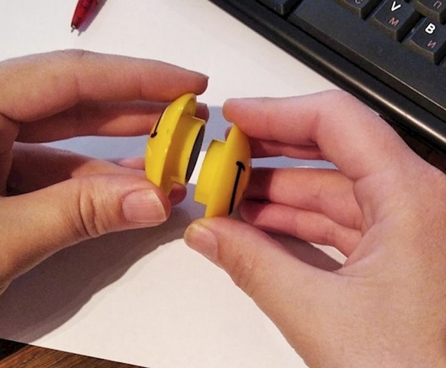 Pokušavanje spajanja magneta jednakog pola
