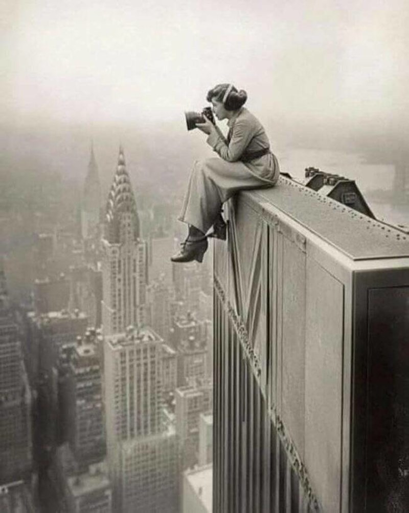 Fotografkinja Margaret Bourke-White snima fotografiju s vrha jedne zgrade u New Yorku 1935. godine.
