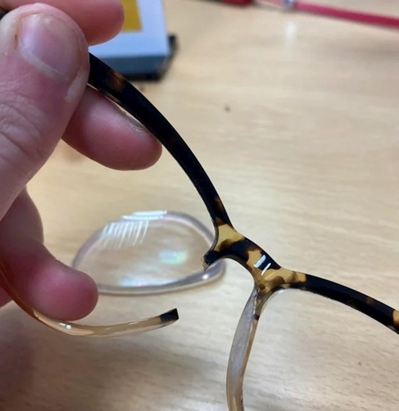 14. Malo sam prejako brisao naočale. Na poslu sam i nemam rezervni par sa sobom.