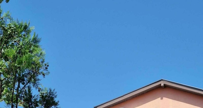 Netko je na zadnjem katu zgrade primijetio suludo postavljen suncobran, morate vidjeti ovo rješenje