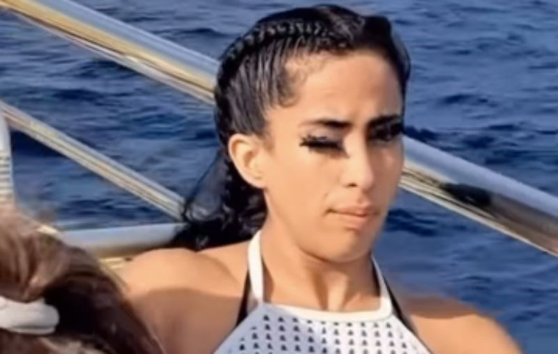 Putnik na brodu primijetio je urnebesan prizor, plakat ćete od smijeha kad vidite što se ženi događa