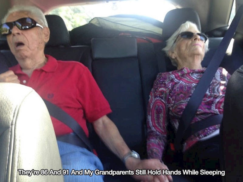 4. I dalje se drže za ruke dok spavaju