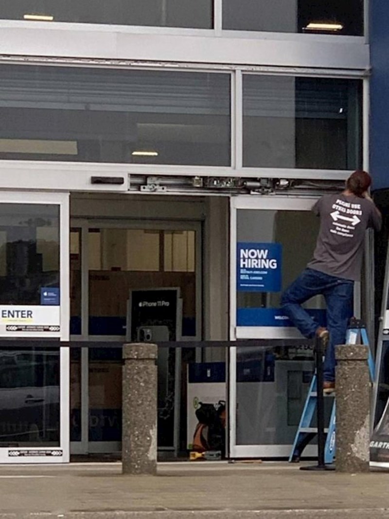 6. Popravljač automatskih vrata nosi majicu s uputama da se ljudi koriste drugim vratima