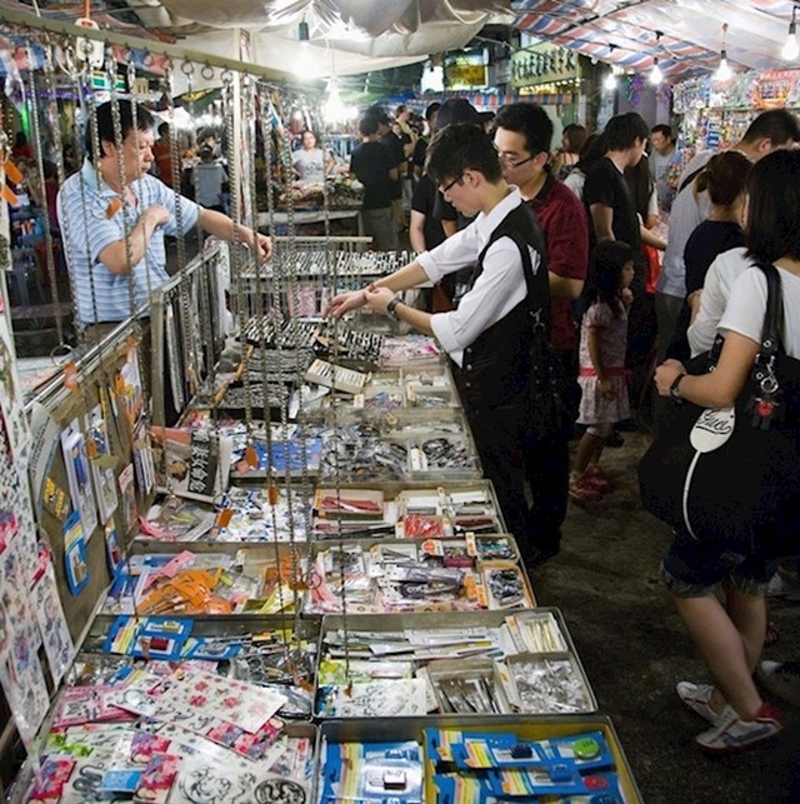 18. Na ulici možete napraviti tetovažu, trajnu šminku i manikuru.