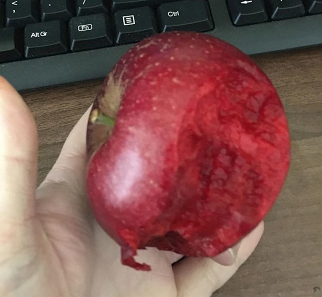 Jabuka koja je i iznutra crvena