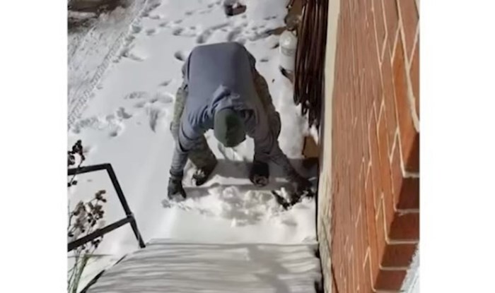 Tip je smislio kako da u ekspresnom roku počisti snijeg sa stuba, snimka je odmah postala viralna