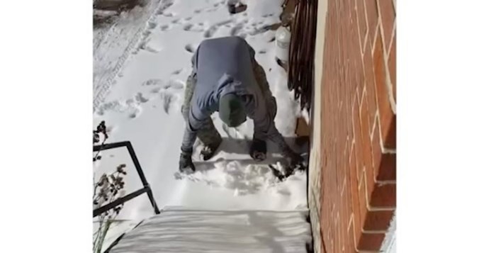 Tip je smislio kako da u ekspresnom roku počisti snijeg sa stuba, snimka je odmah postala viralna