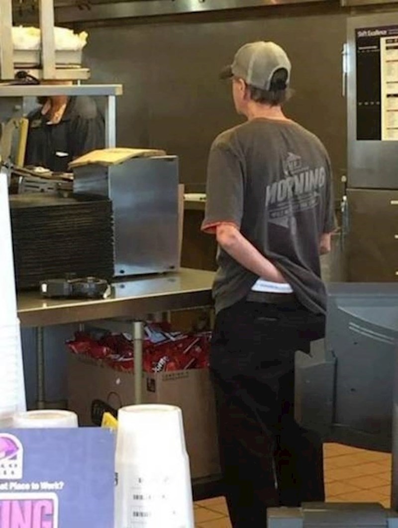 12. Radi u kuhinji, ali to ga ne sprječava u tome da gura ruke u gaće