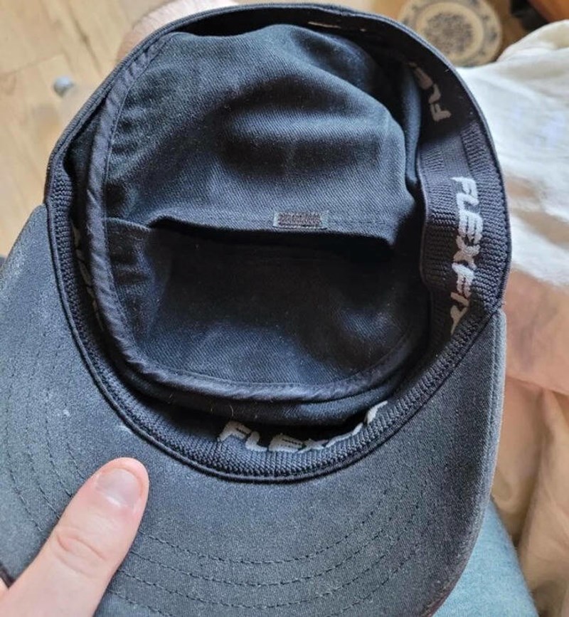 2. Nosim ovu šiltericu preko godinu dana i tek sam danas otkrio tajni džep