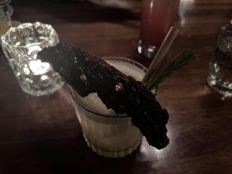 13. Dobio sam komad izgorenog drveta u svojem piću