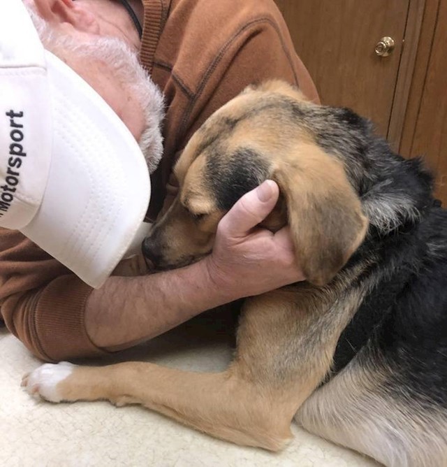 7. Govorio je da "ne želi smrdljivog psa", a sada ga tješi prilikom posjeta veterinaru