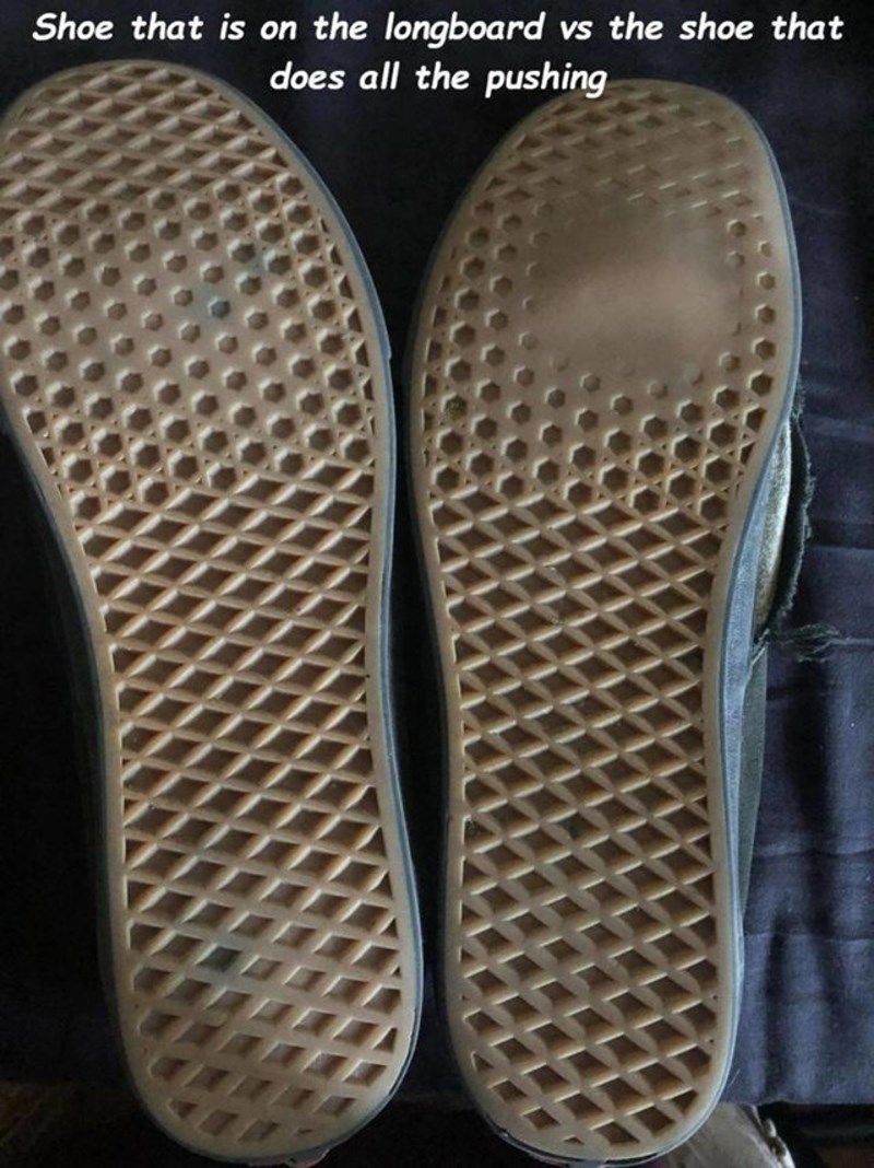 14. Razlika u džonu cipele koja je na longboardu i one koja gura