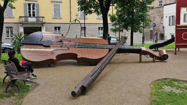 35. Divovska violina