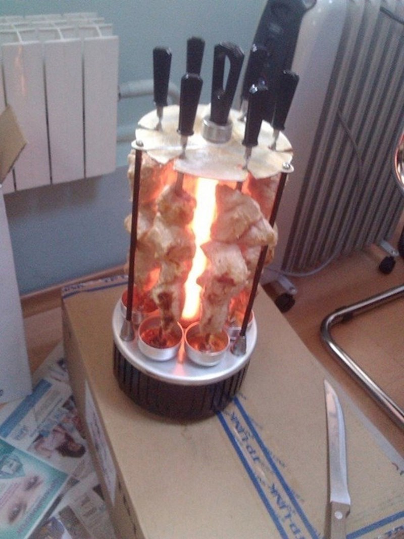 Vani je bilo prelijepo vrijeme, no on je morao ostati na poslu pa je sebi napravio "uredski roštilj".