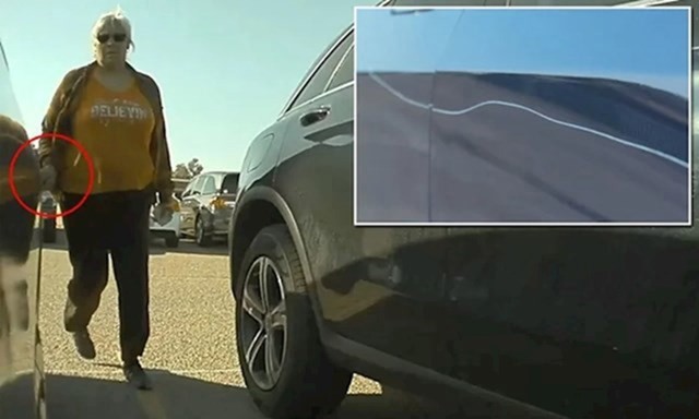 #1 Napravila je,naime, ogrebotinu duž automobila marke Tesla, ali nije očekivala da će biti uhvaćena na djelu, jer taj auto na sebi ima ugrađenih čak 9 sigurnosnih kamera.