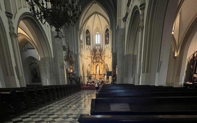 Prizor iz crkve u Poljskoj nasmijao je tisuće na Fejsu, morate vidjeti koji su uređaj uveli