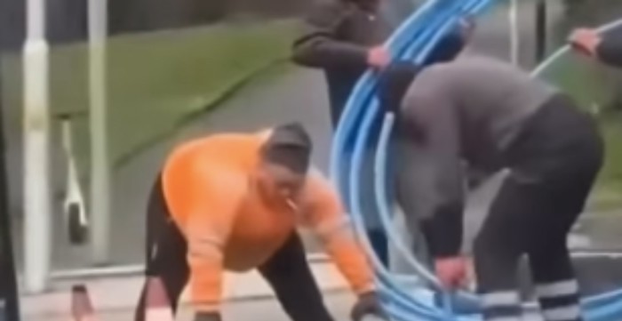 Putnik je iz autobusa snimio čudan prizor, šokirat ćete se kad vidite što izvode građevinski radnici