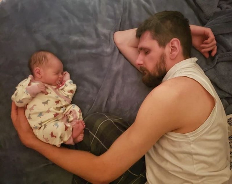 3. "Prva zajednička fotka bebe i mojeg muža. Plačem!"