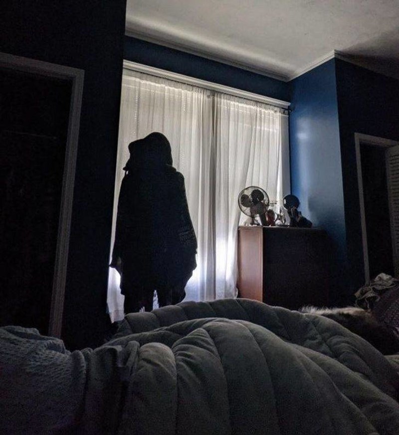 2. Probudio sam se i skoro dobio srčani. Srećom, to je samo vješalica za kapute koju je moja mama premjestila.