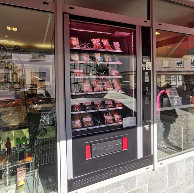 11. Mesnica koja ispred ima automat - u slučaju da želite nešto kupiti kad je zatvorena