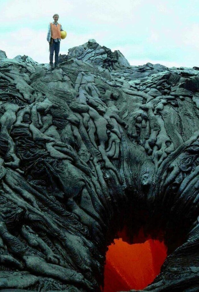 1. Aktivni vulkan izgleda kao da odvlači nevine duše u pakao