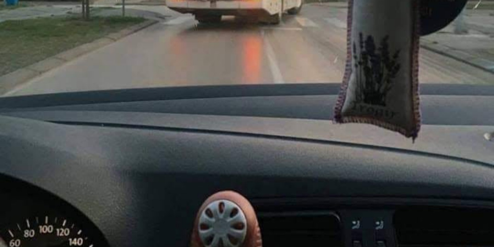 Vozač je u Vinkovcima slikao bizaran prizor na autobusu pred sobom, fotka je odmah postala hit