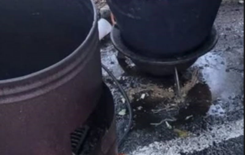 Građevinski radnici skuhali su ručak na terenu, fotka je hit zbog onoga čime su poklopili lonac