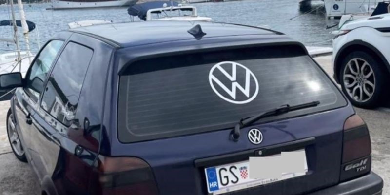 Provokativna naljepnica na nečijem Golfu jednima je urnebesna, drugima totalno seljačka