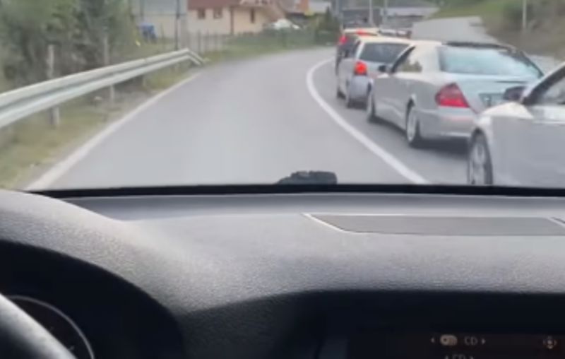Tip se snimio kako divljački pretiče kolonu i izazvao burne reakcije, snimka je obišla cijeli Balkan