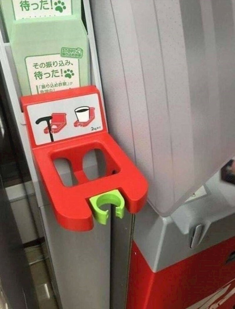 11. Pored bankomata se često nalaze štap i držač za čaše