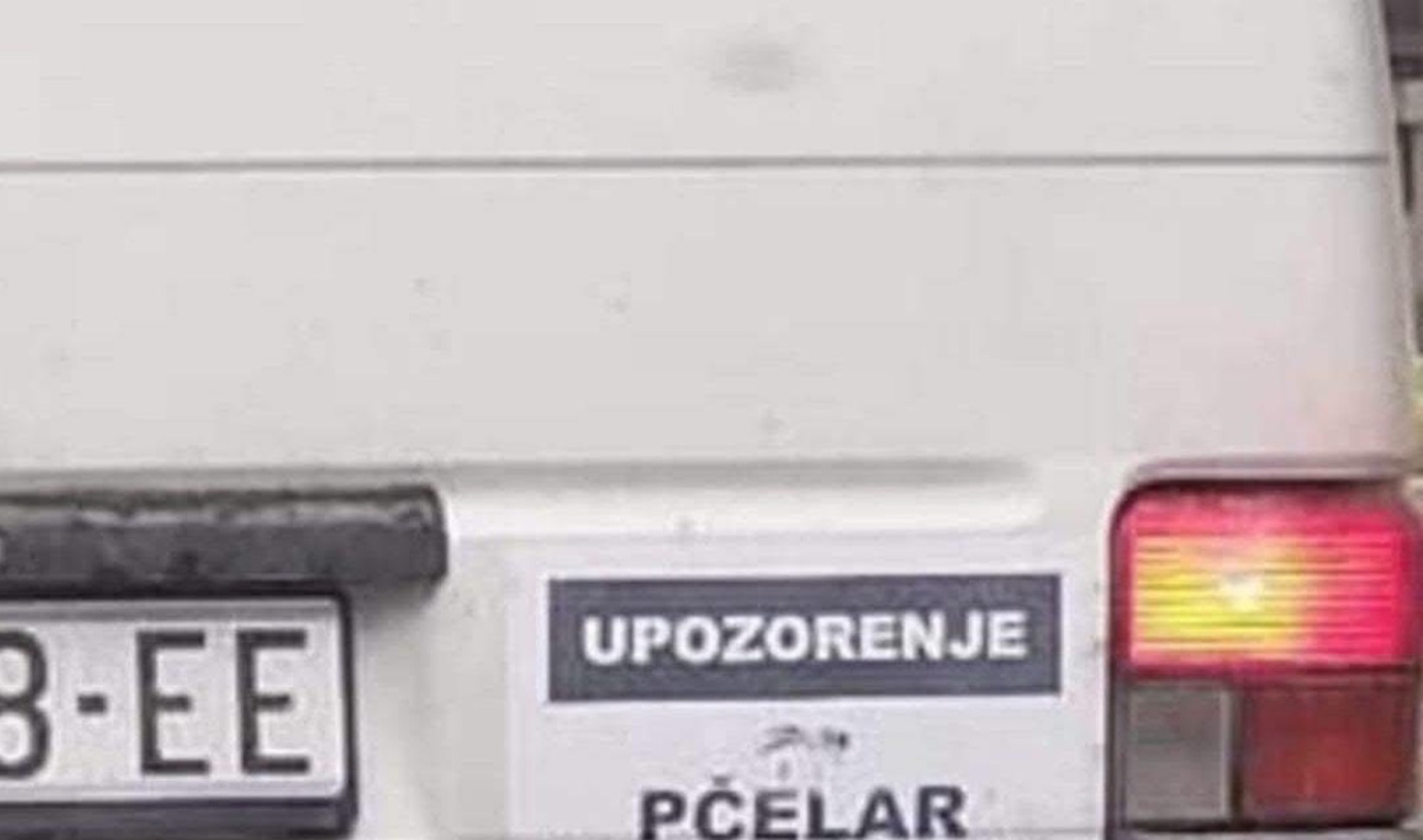 Pčelar je na svoj kombi zalijepio urnebesno upozorenje, fotka je hit u cijeloj zemlji