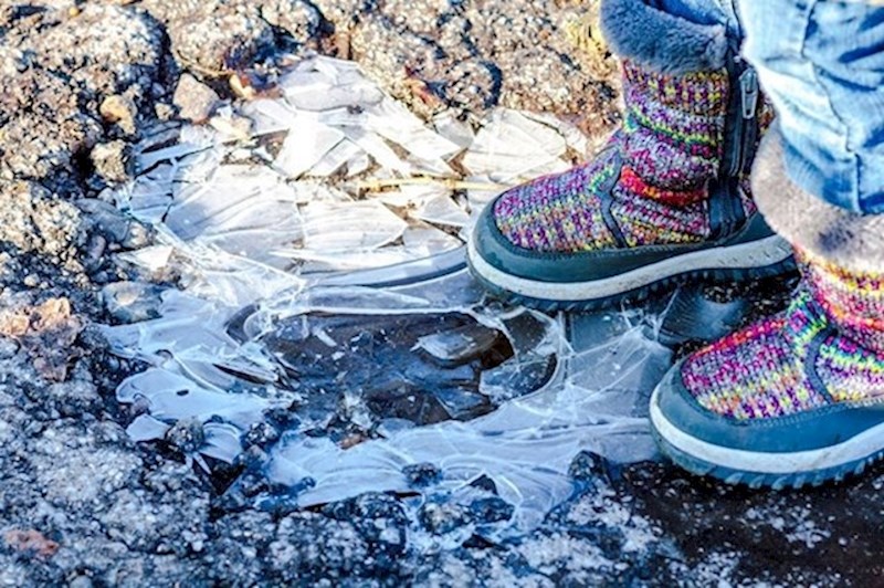 Skakutanje po zaleđenim lokvama