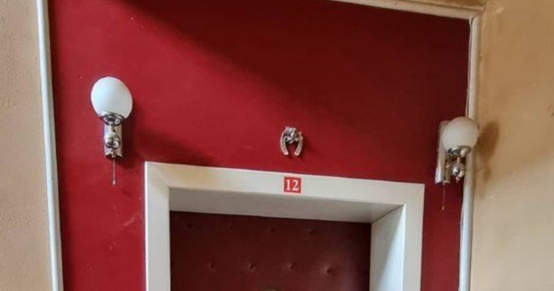 Fotka ulaza u nečiji stan teški je hit na popularnoj FB stranici, prizor je urnebesan