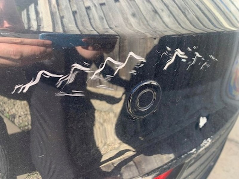 2. Zanimljiva ogrebotina na autu