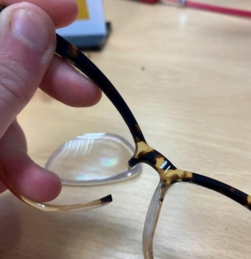 Malo sam prejako brisao naočale. Na poslu sam i nemam rezervni par sa sobom.