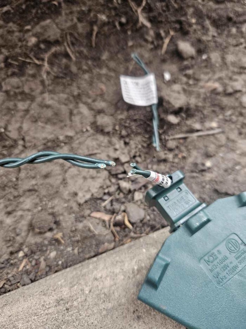 2. Netko im je prerezao žicu od božićnih lampica