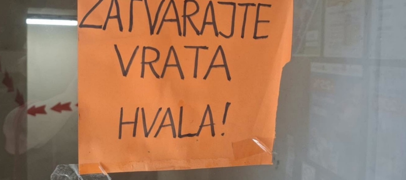 Natpis na nečijim vratima izazvao je salve smijeha u cijeloj zemlji, odmah ćete vidjeti zašto