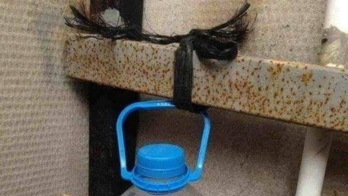 Radnik iz BiH napravio je držač za wc papir u zajedničkom toaletu i nasmijao kolege, fotka je hit