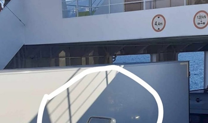 Netko je tijekom vožnje trajektom primijetio bizaran detalj na kamp vozilu, fotka je hit na Fejsu