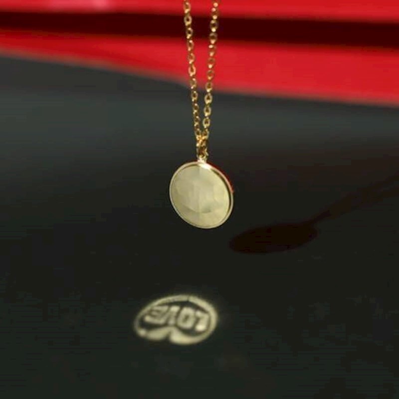 17. Medaljon koji reflektira riječ ljubav