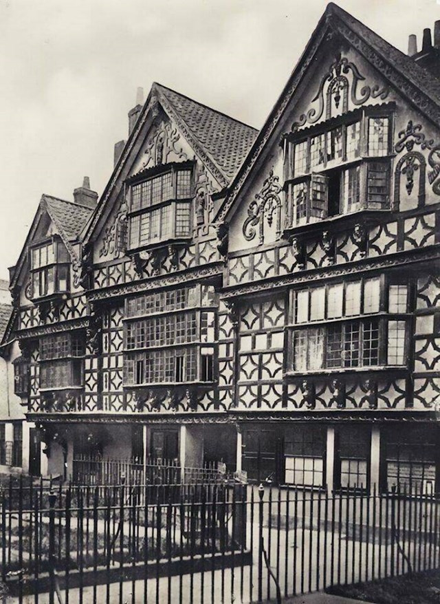 Bolnica sv. Petra u Bristolu. Izgrađena je krajem 14. stoljeća kao trgovačka kuća, a uništena je kad su nacisti 1940. bombardirali Bristol.