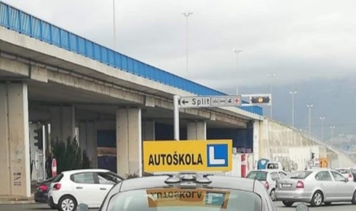 Fotka vozila jedne autoškole iz Splita obišla je cijeli svijet, odmah ćete vidjeti zašto je hit
